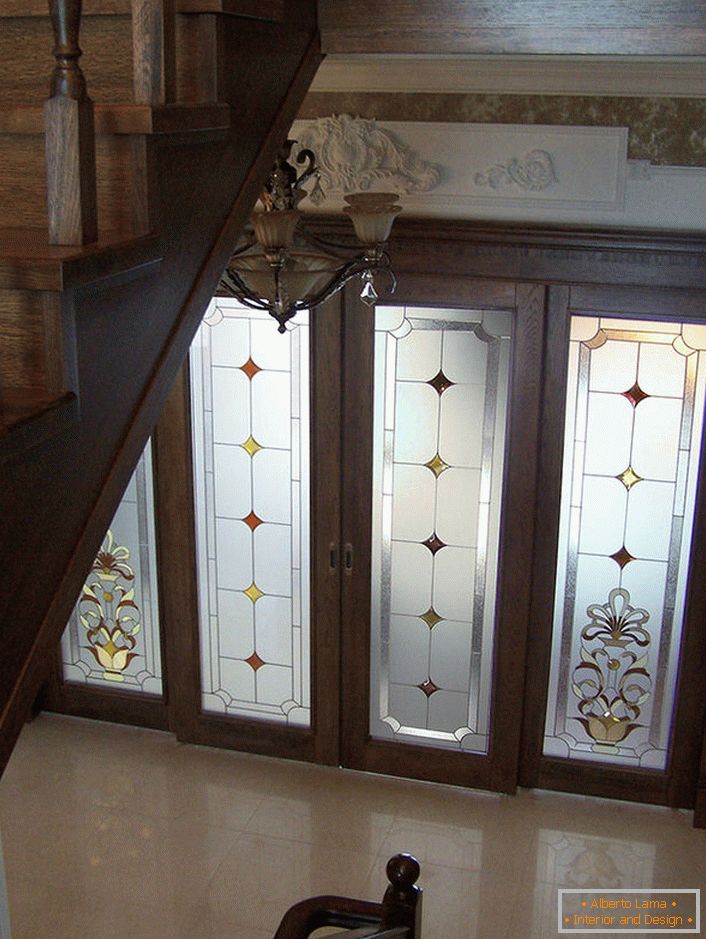 Les portes à inserts de verre sont décorées d'un film de vitrail mat au motif simple. Pas prétentieux, la conception sobre des portes s'intégrera organiquement à l'intérieur classique de la salle. 