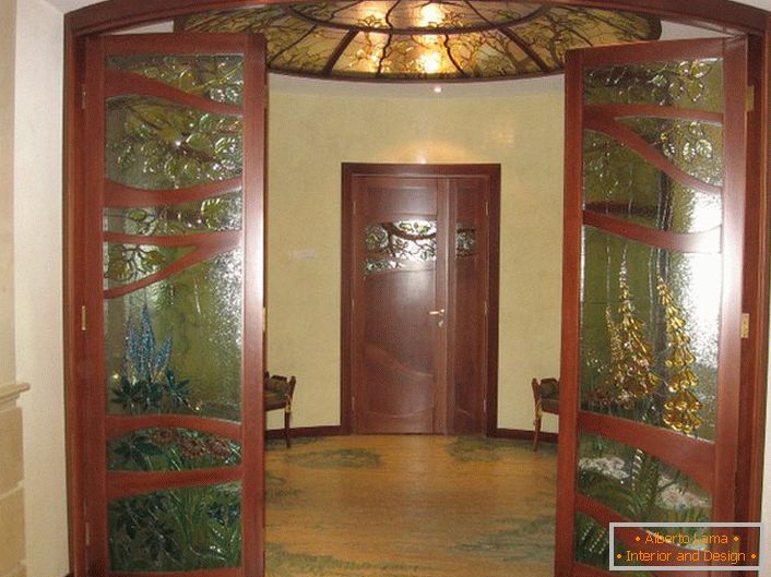 Le plafond de vitrail est en harmonie avec le design des portes à inserts de verre. 