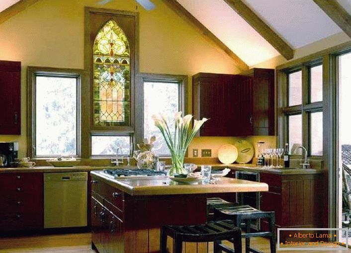 Le vitrail dans la cuisine dans le style campagnard devient une protection contre la lumière solaire excessive. 