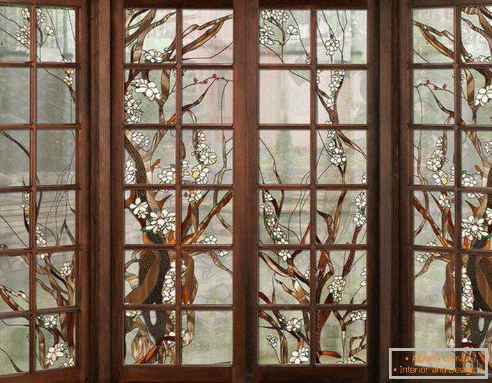 Les fenêtres dans le cadre en bois sombre sont décorées de vitraux. Chiffre simple pour le design d'intérieur dans le style du pays ou moderne.