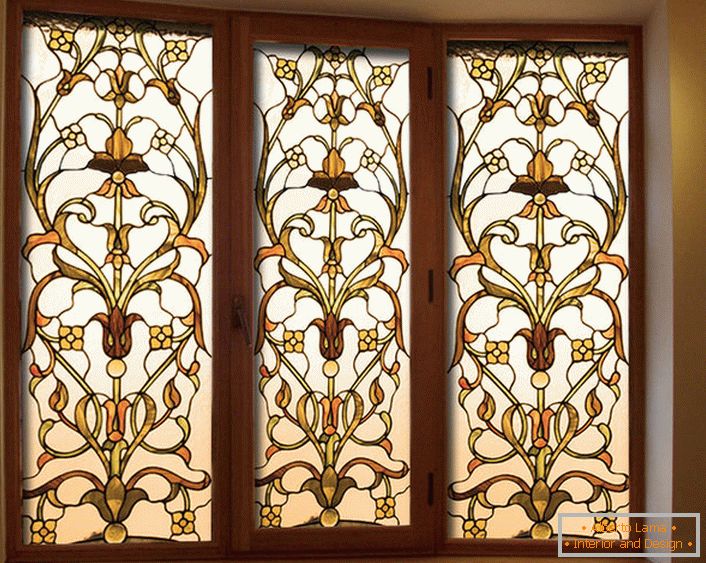 Film en vitrail à motif d'or - une décoration élégante pour les intérieurs de chalets.