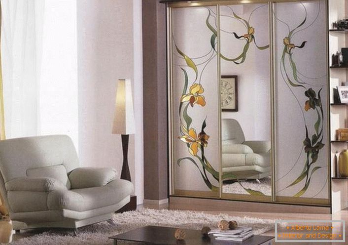 À l'aide de vitraux, vous pouvez décorer non seulement les fenêtres, mais aussi les miroirs. Par exemple, une armoire avec des miroirs nus utilisant un film devient inhabituelle et exclusive. 
