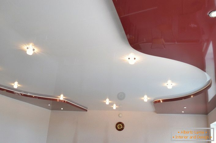 l'utilisation de luminaires suspendus et encastrés vous permet de battre harmonieusement l'originalité du plafond.