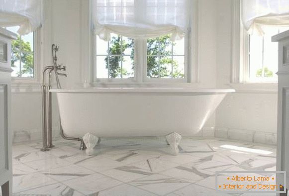 Carrelage en marbre dans la salle de bain