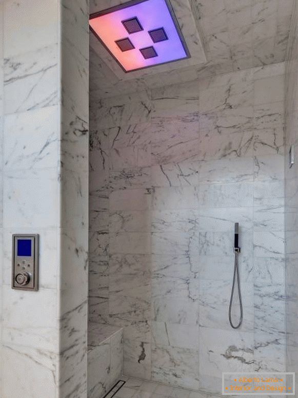 Douche fonctionnelle avec des carreaux de marbre