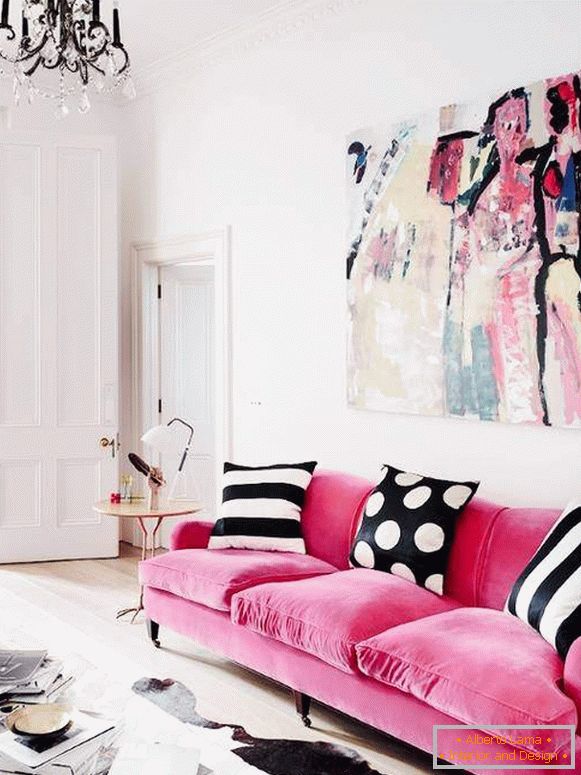 Canapé rose à l'intérieur du salon Photo