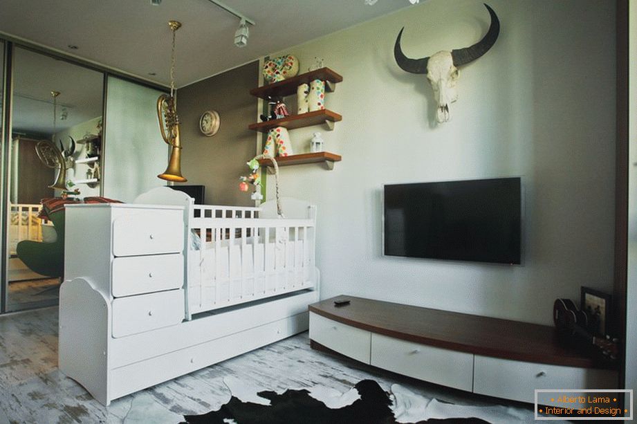 Intérieur d'un petit appartement d'une chambre - un lit bébé