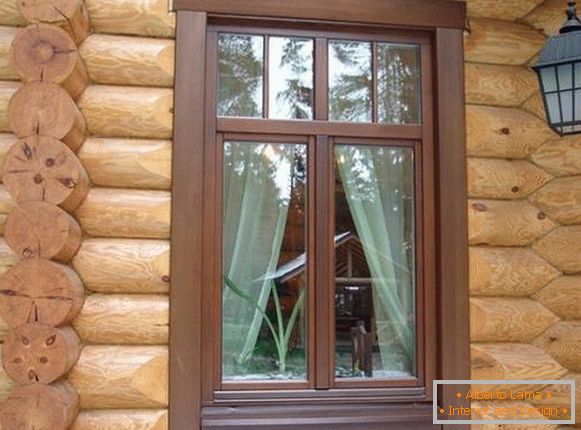 Variantes de plateaux sur des fenêtres dans une maison en bois, photo 11