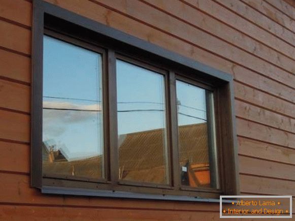 Plateaux pour fenêtres dans une maison en bois, photo 12