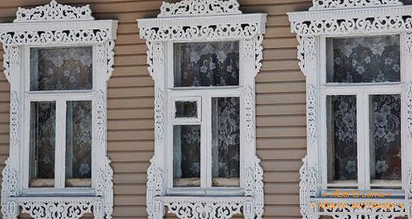 Clysters sur les fenêtres de la maison en bois photo, photo 13