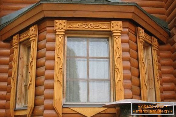 Plateaux sculptés pour fenêtres dans une maison en bois, photo 14