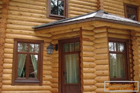 Des plateaux sur des fenêtres dans une maison en bois photo, photo 2