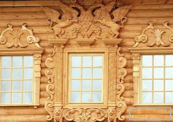 Belles platines pour fenêtres dans une maison en bois, photo 5