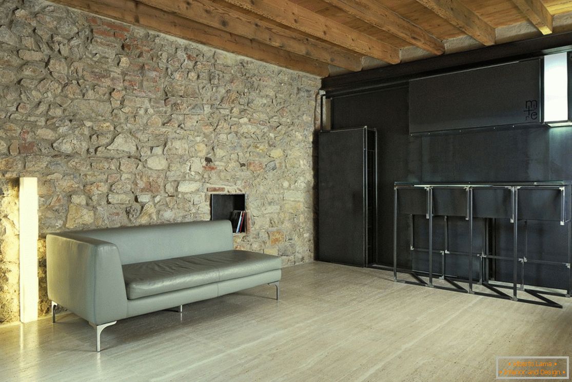 Chambre avec cheminée de style rustique, se repose dans une atmosphère chaleureuse