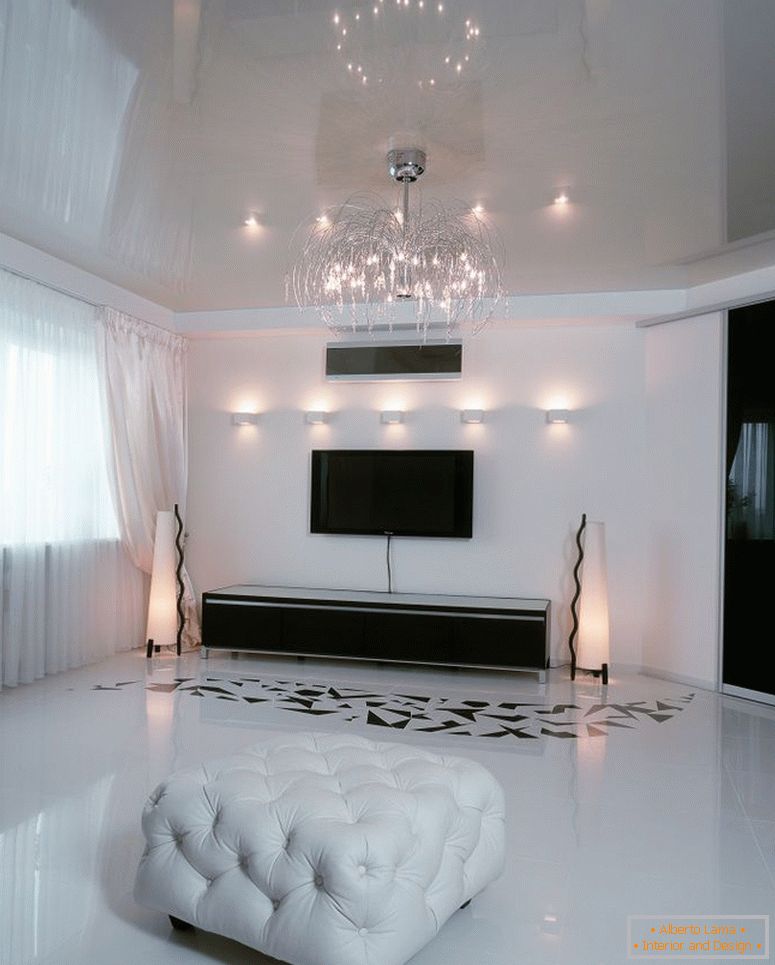 photo-1-blanc-brillant-tendu-plafond-complète parfaitement-moderne-intérieur-salon