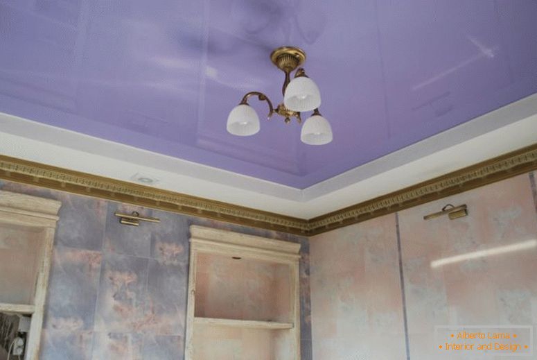 plafond de violette dans la salle de bain
