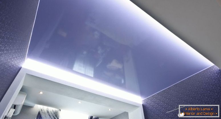 plafond flottant dans salle de bain violet
