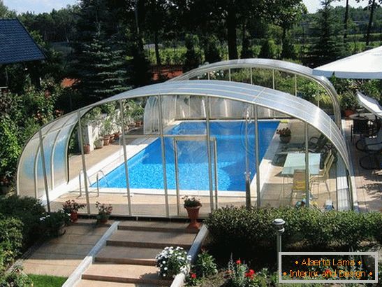 Auvent pour la piscine dans la cour d'une maison privée