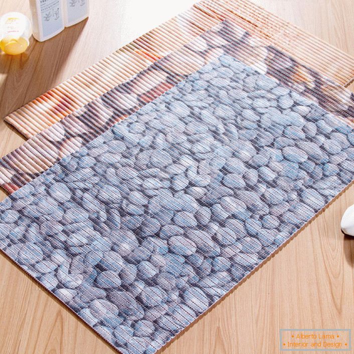 Un tapis avec une image de galets de mer est une solution attrayante et pratique pour décorer une salle de bain.