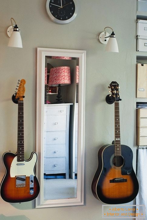 Miroir vertical et deux superbes guitares