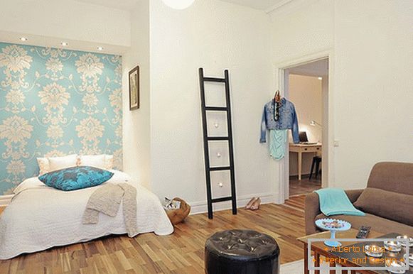 Chambre d'un petit appartement en Suède