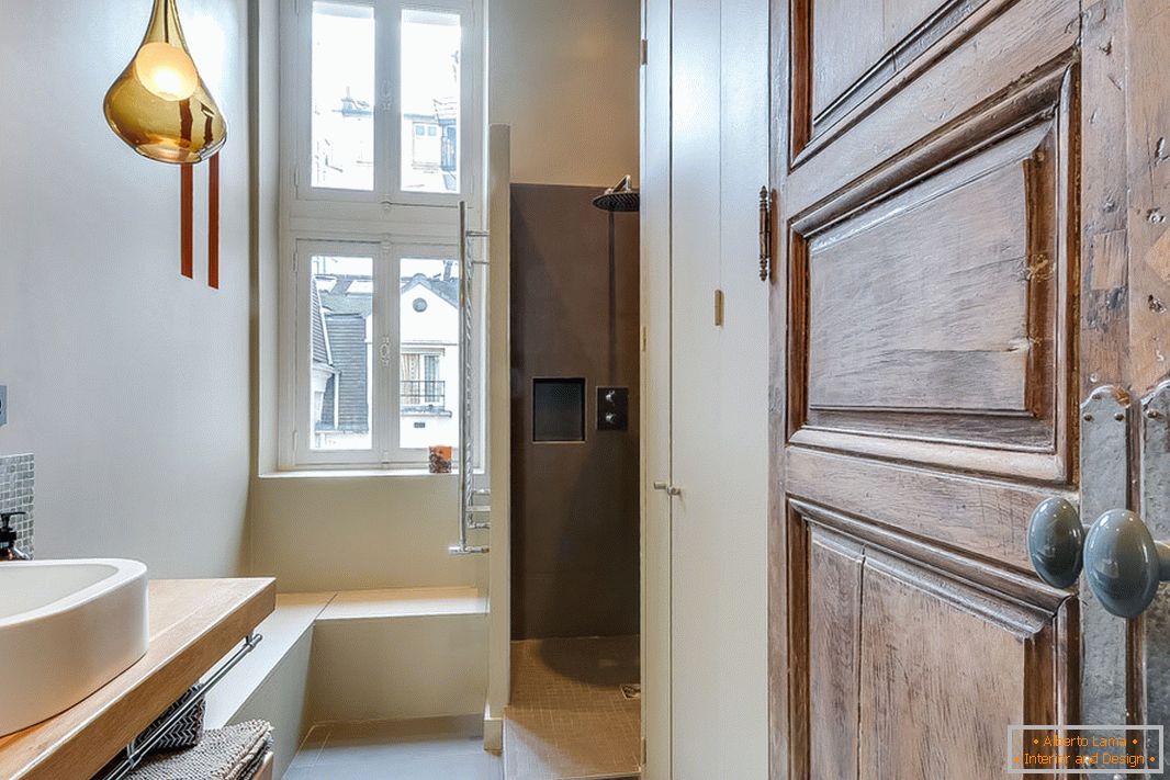 Salle de bain dans le style du minimalisme avec des accents sur les antiquités