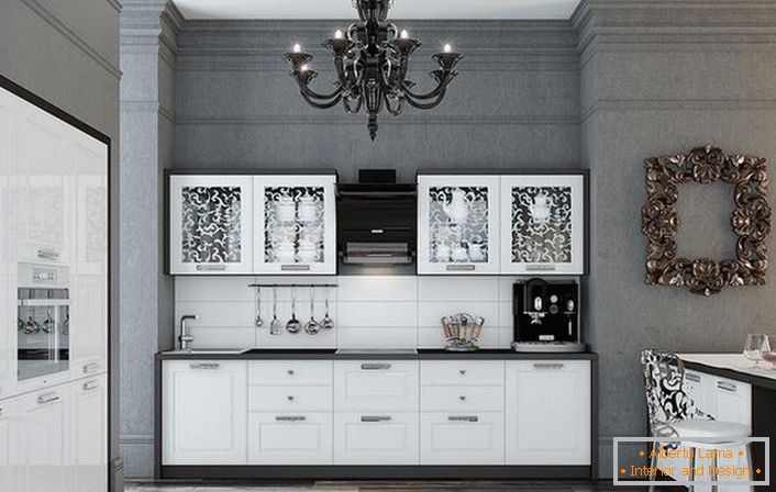 La cuisine est faite dans une combinaison avantageuse de couleurs blanches et noires contrastantes. Les surfaces brillantes s'intègrent gracieusement à l'intérieur dans le style néoclassique.
