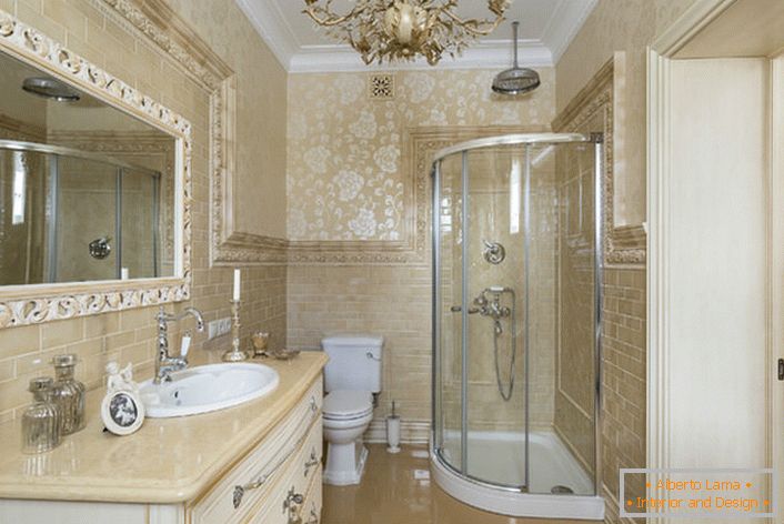 Salle de bain élégante. Le style intérieur du néoclassique est parfait dans une pièce spacieuse et fonctionnelle.