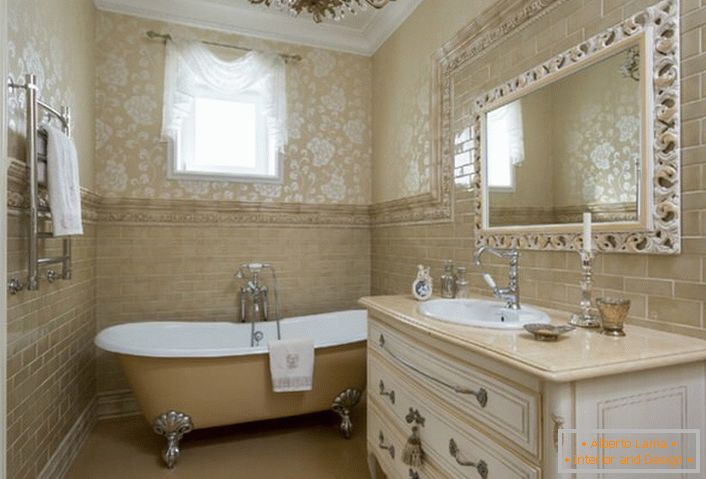 Une salle de bain de style néoclassique dans la maison de campagne d'une famille espagnole.