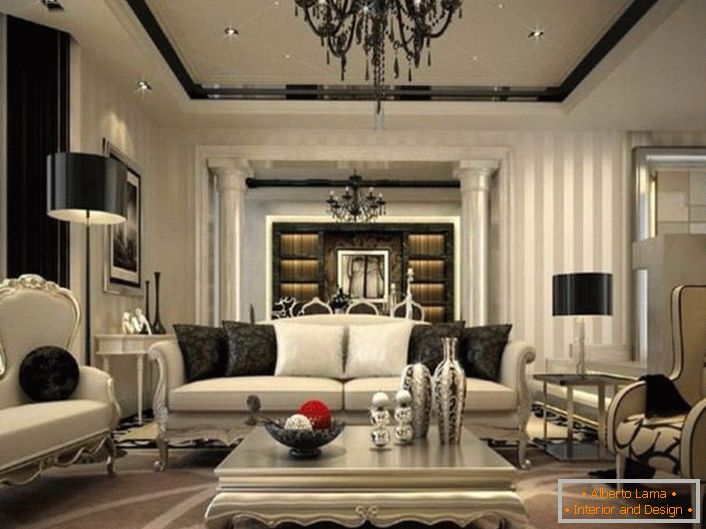 L'intérieur exquis pour le salon est pensé dans un style néoclassique. Des éléments noirs de décoration et de décoration se détachent sur fond de nuances de gris fanées.