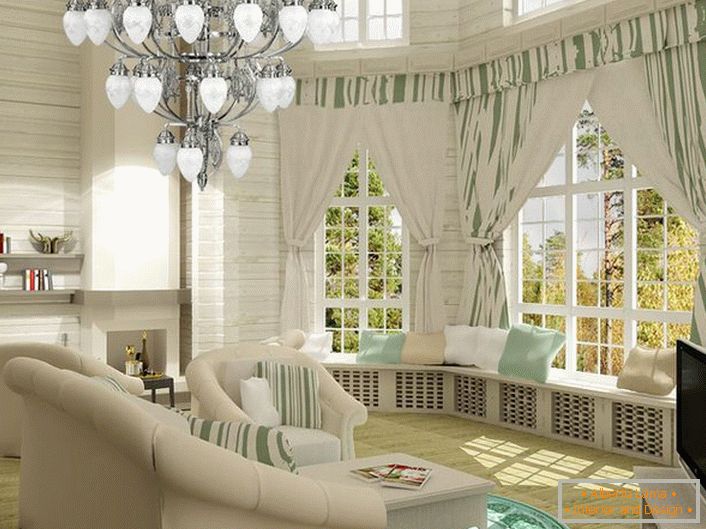 Salon lumineux de style néoclassique. Espace à la fois confortable et fonctionnel. Les larges seuils décorés d’oreillers sont particulièrement intéressants.