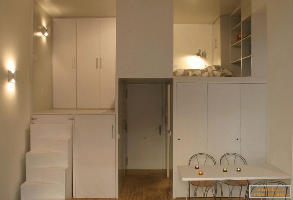 Petite zone d'appartement: loft élégant de couleur blanche