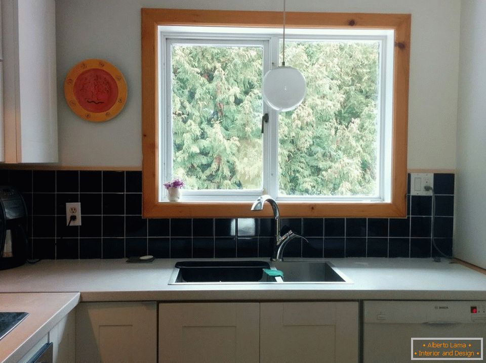 Grande fenêtre dans le design d'une petite cuisine