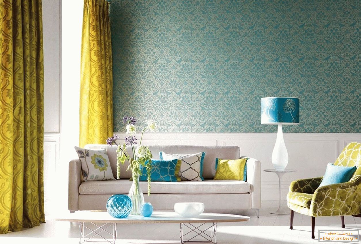 La combinaison de nuances turquoises de papier peint et de rideaux jaunes