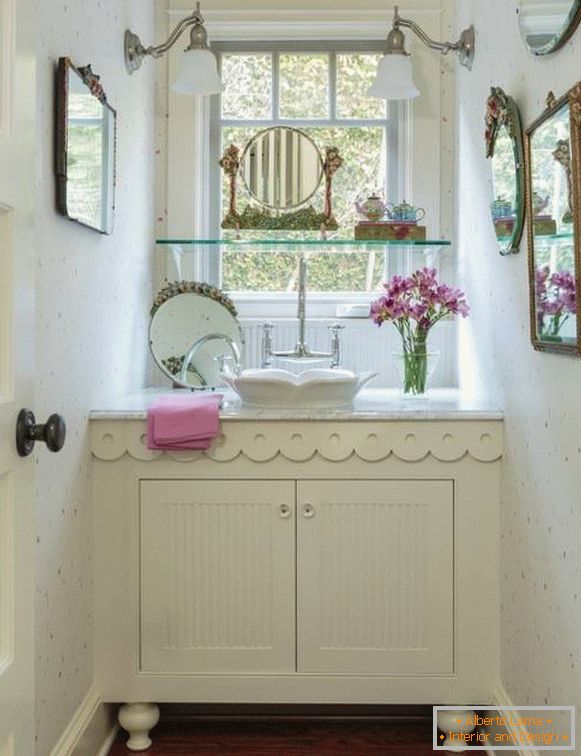 Miroirs et autres accessoires de salle de bain dans le style de la Provence