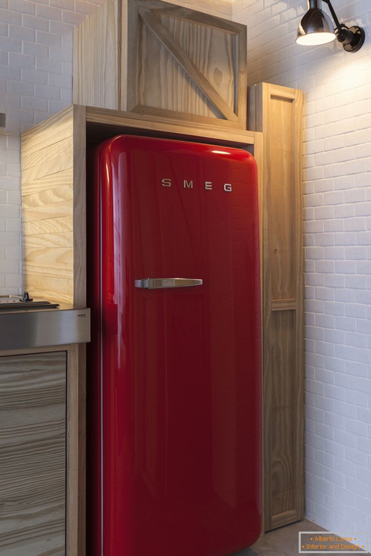 Réfrigérateur dans une niche en bois