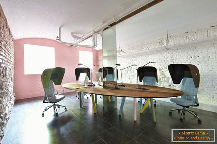 Bureau de style loft оформлен знающим дизайнером. В соответствии со стилем стены отделаны кирпичом. 