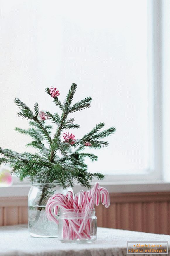 L'idée créative de décorer une branche d'arbres de Noël