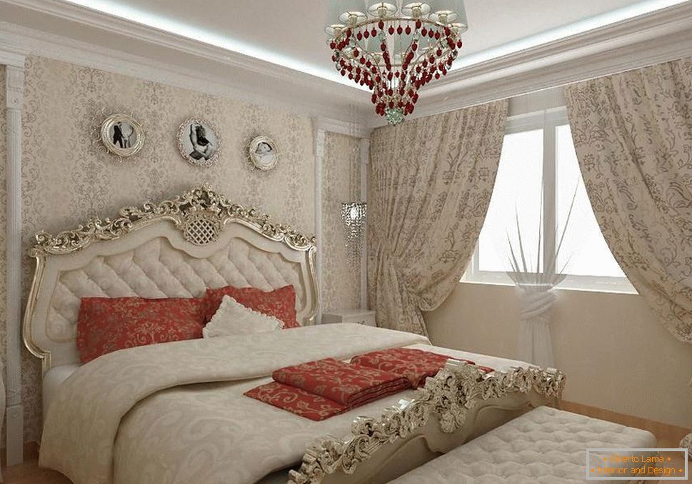 Chambre baroque dans un appartement en ville. Rideaux massifs, lit à dos sculpté en bois et lustre