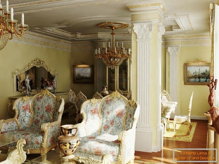 Chaises massives avec sellerie florale dans une chambre baroque. Les plafonds et une colonne sont décorés de stuc provenant de plaques de plâtre.