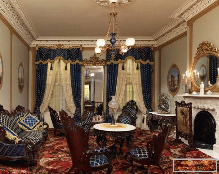 Un excellent exemple de choix de mobilier pour le salon dans le style baroque.