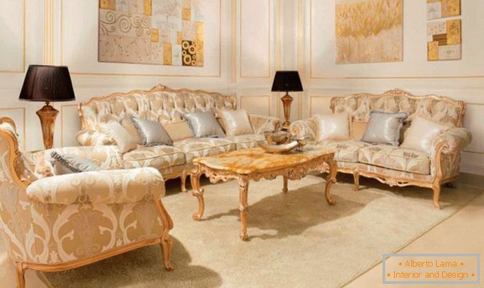 Les meubles rembourrés avec des éléments en bois de couleur or sont en harmonie avec les panneaux dorés des murs. 