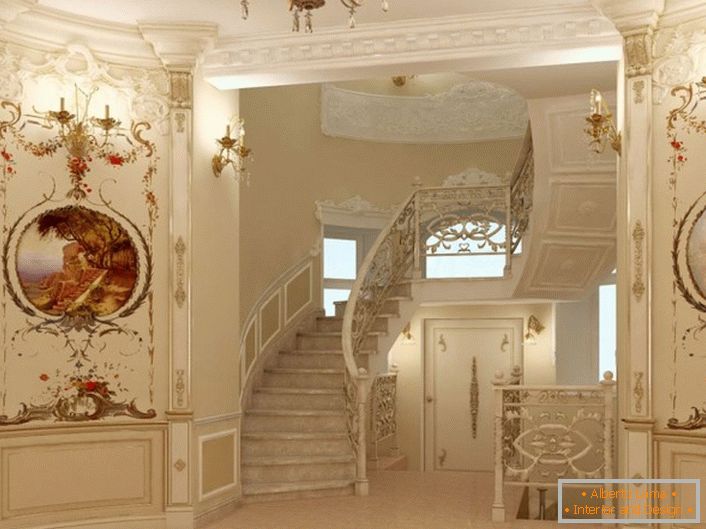 Peintures vintage contrastantes dans un traitement intéressant et un escalier exquis dans la maison d'une famille française prospère.