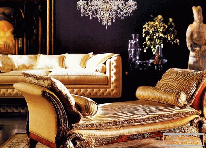 Un salon baroque avec un décor bien choisi. Le mur derrière le canapé est orné d'une grande image dans un cadre en or. L'attention est également attirée sur l'ancienne statue.