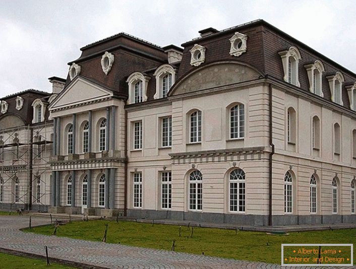 La façade de la maison rappelle l'époque médiévale. Les principales fenêtres du bâtiment baroque étaient les fenêtres cintrées.