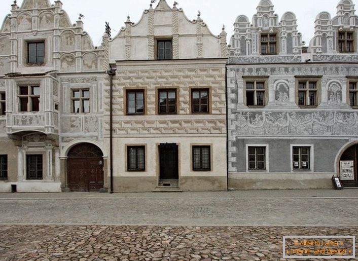 Cadres de fenêtres en bois dans une maison de style baroque.