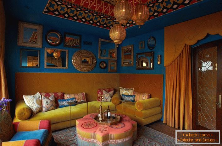 Le caractère du salon d'une famille indienne riche est une combinaison de couleurs indiennes, de luxe et de nombreux gadgets décoratifs.