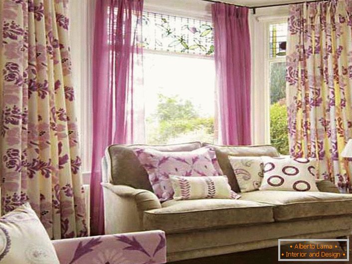 Des imprimés floraux délicats et colorés sur les rideaux - une bonne option pour décorer le salon dans un style rustique.