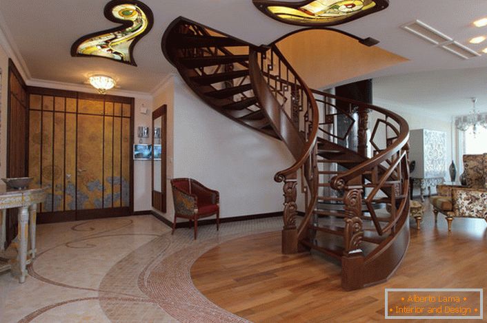 Le hall se distingue par un escalier en colimaçon en bois sombre.
