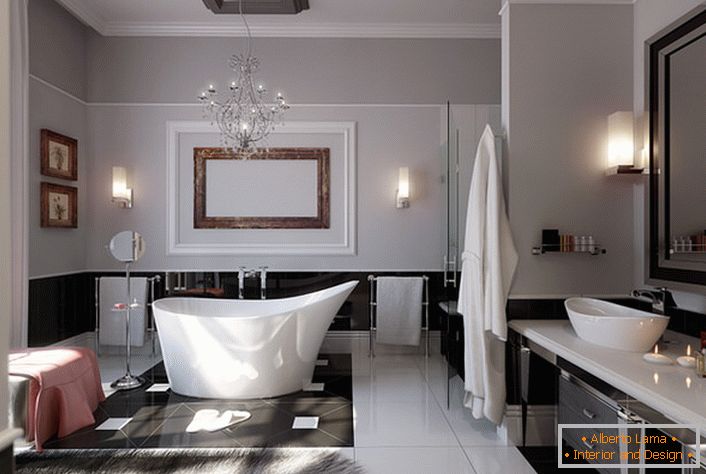 Salle de bain spacieuse et lumineuse. Une solution de conception mince peut être appelée un tapis de laine naturelle.